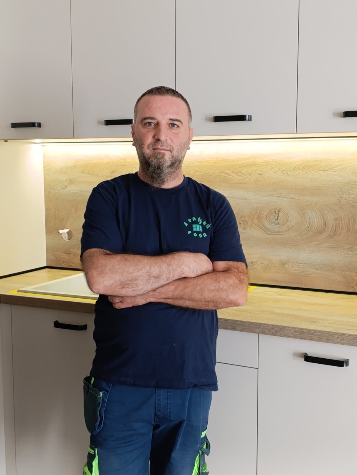 Майстор дърводелец в работилница